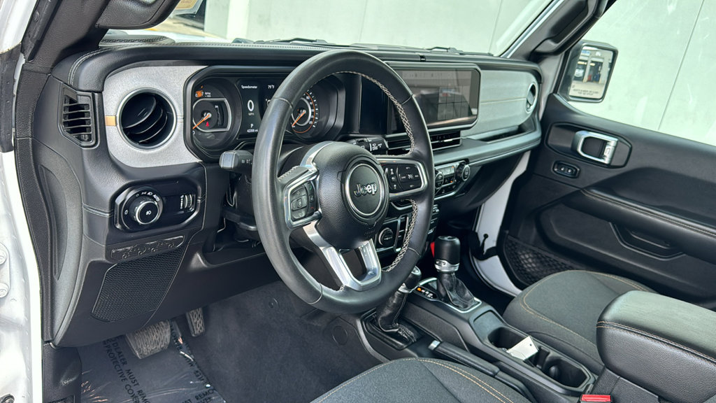 Used 2025 Jeep Wrangler Unlimited Sahara AWD/4WD image 12