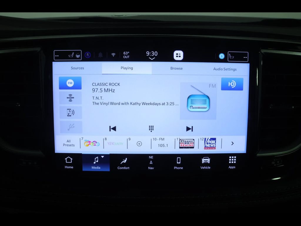 Used 2025 Chrysler Pacifica Limited FWD image 28