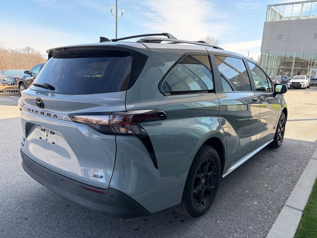 Used 2025 Toyota Sienna XLE Woodland Edition image 3