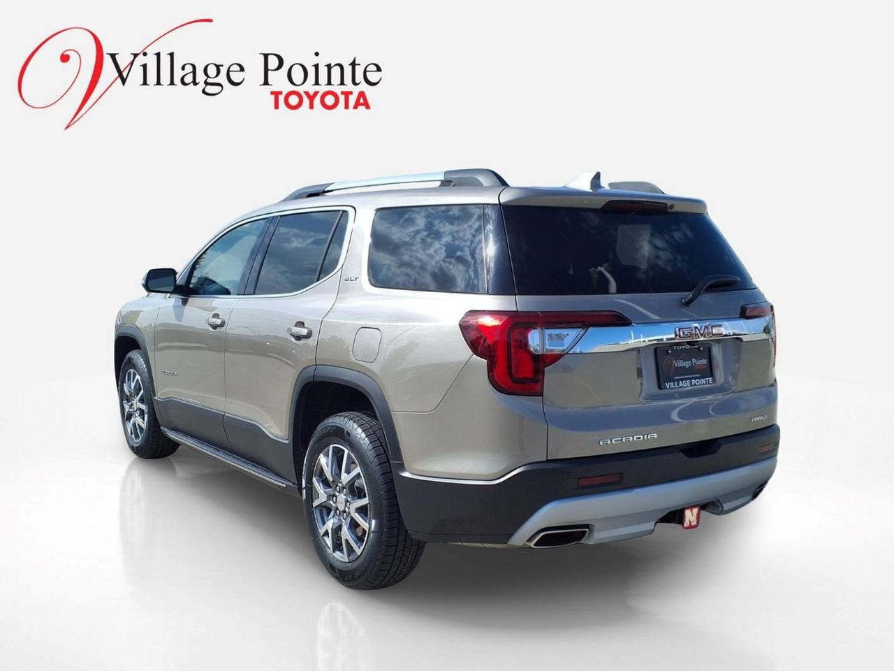 Used 2023 GMC Acadia SLT w/ Technology Package AWD/4WD image 3