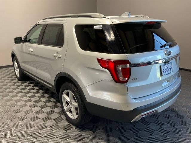 Used 2017 Ford Explorer XLT w/ Equipment Group 202A AWD/4WD image 8