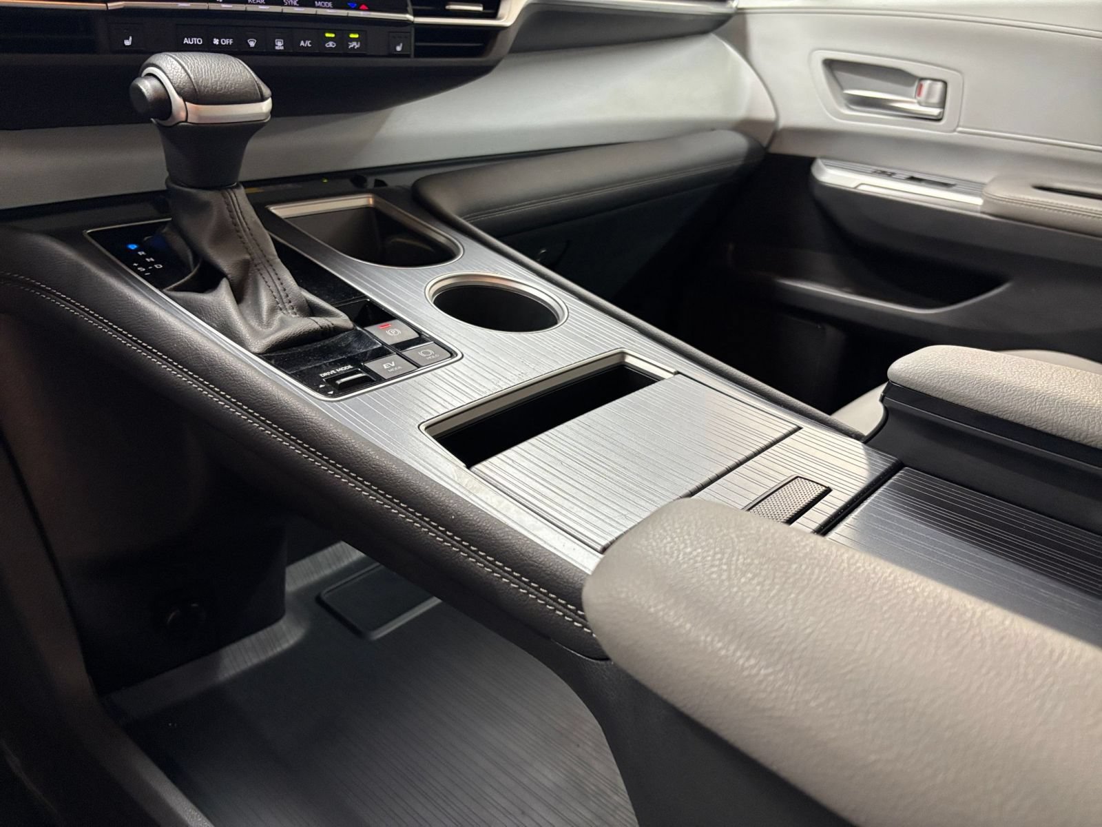 Used 2025 Toyota Sienna XLE FWD image 43