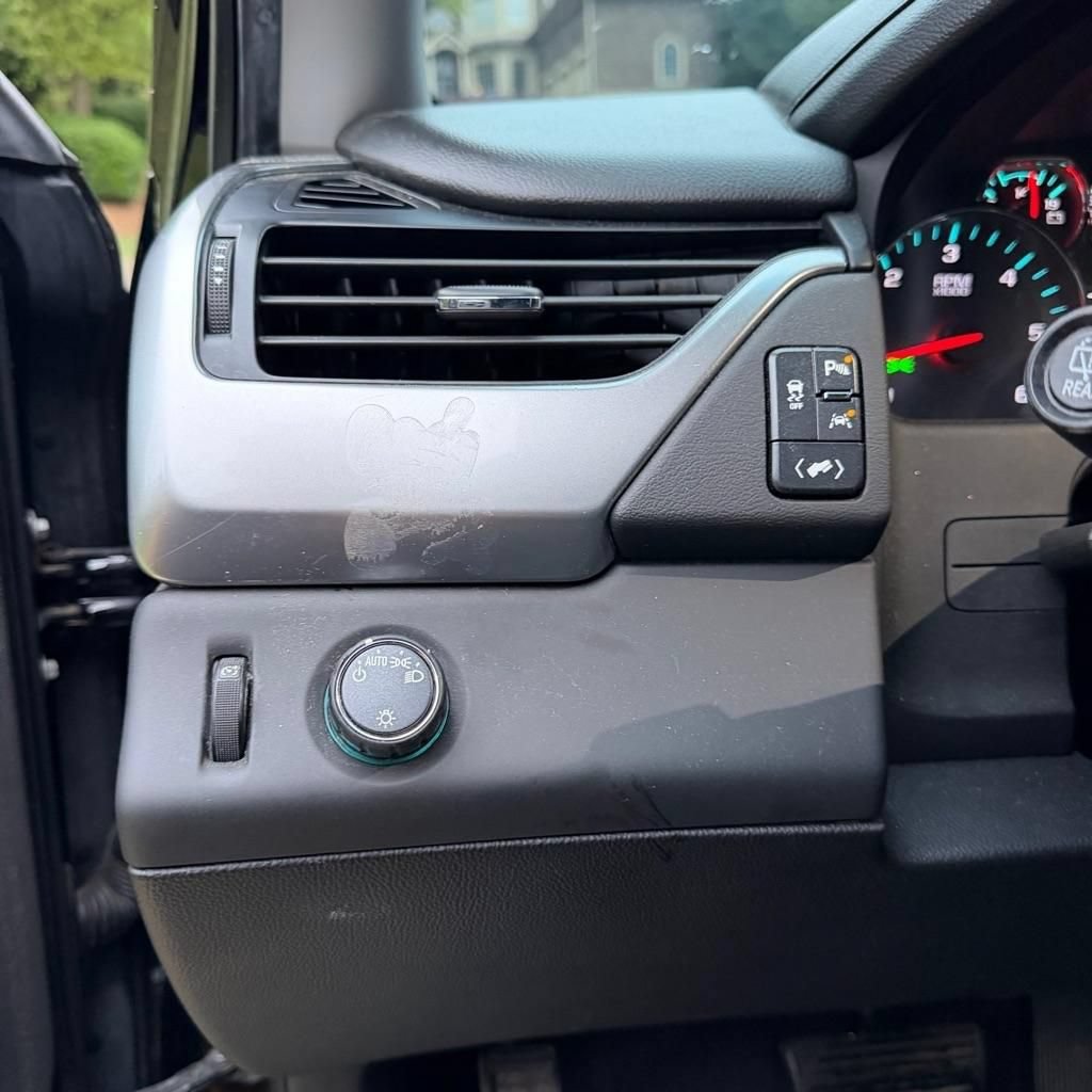 Used 2019 Chevrolet Suburban LT RWD image 12