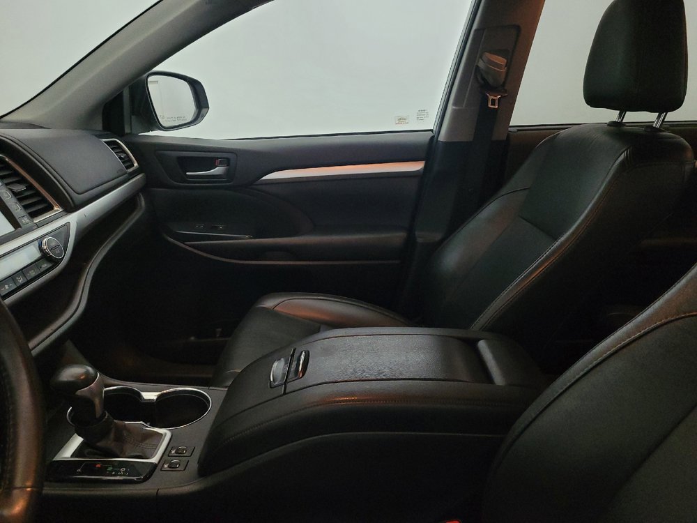 Used 2019 Toyota Highlander XLE w/ Carpet Mat Package (TMS) image 17