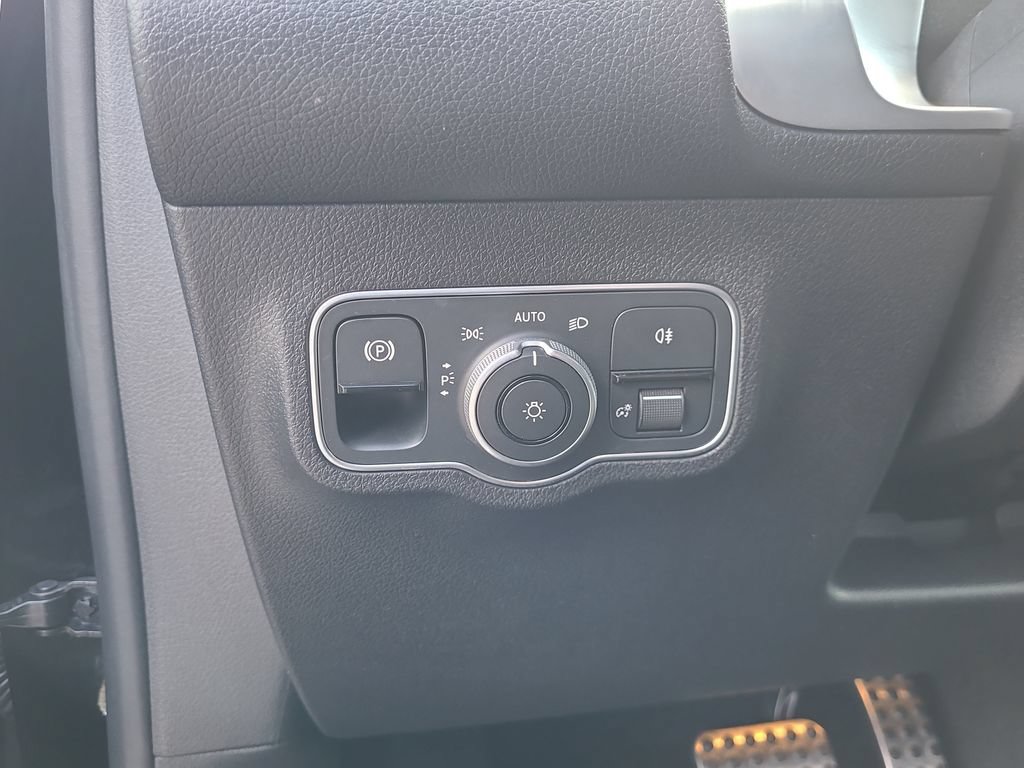 Used 2024 Mercedes-Benz GLB 250 image 25