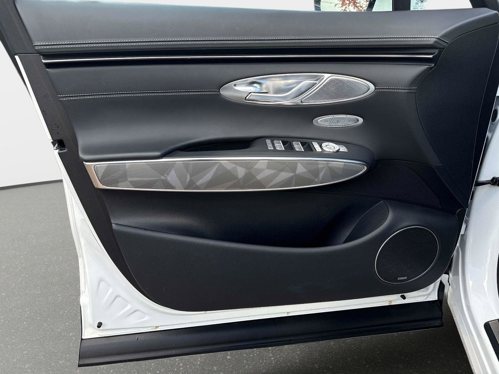 Used 2025 Genesis GV70 3.5T Sport w/ Sport Advanced Package image 17