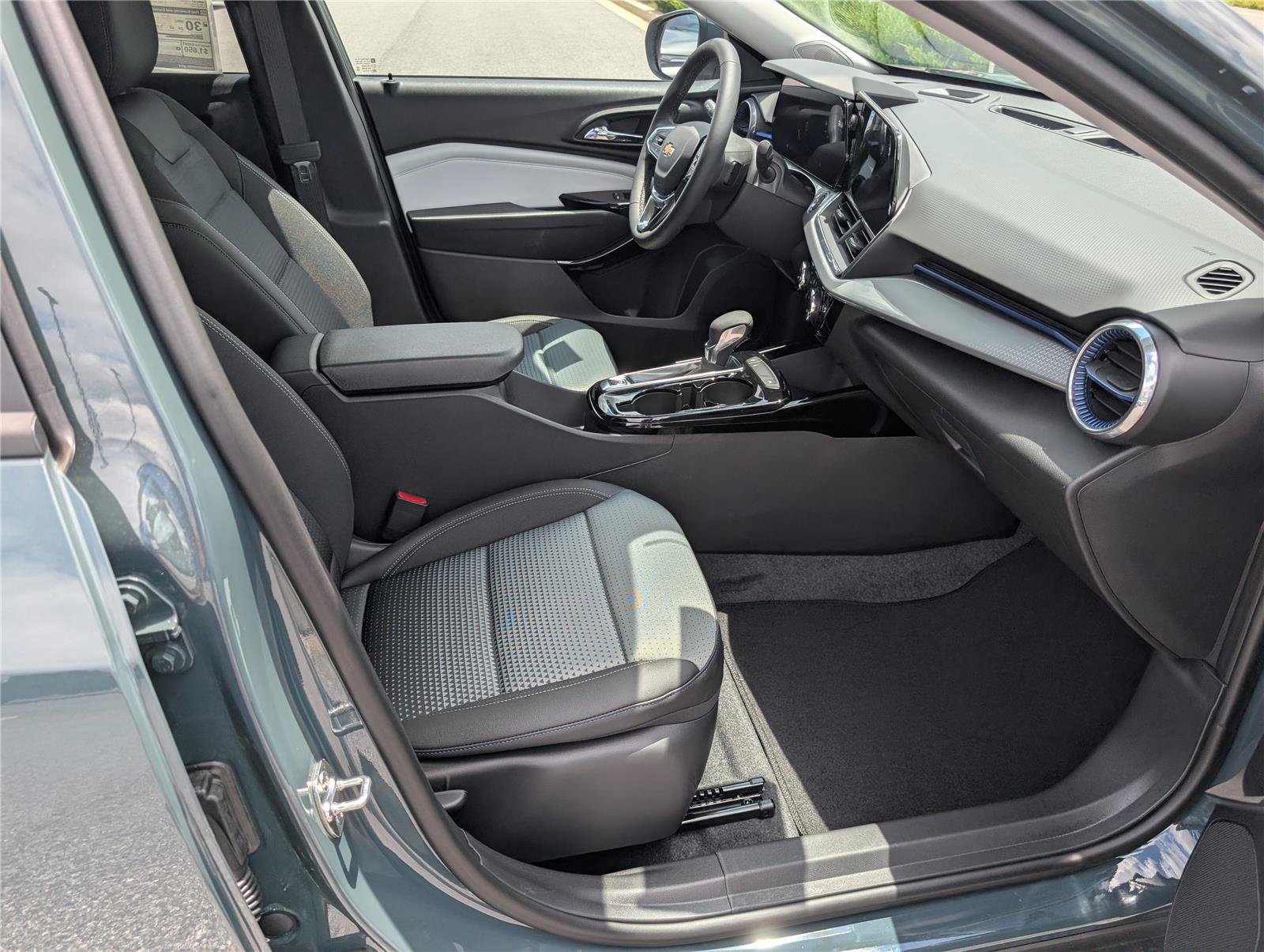 New 2026 Chevrolet Trax LT w/ LT Convenience Package FWD image 6