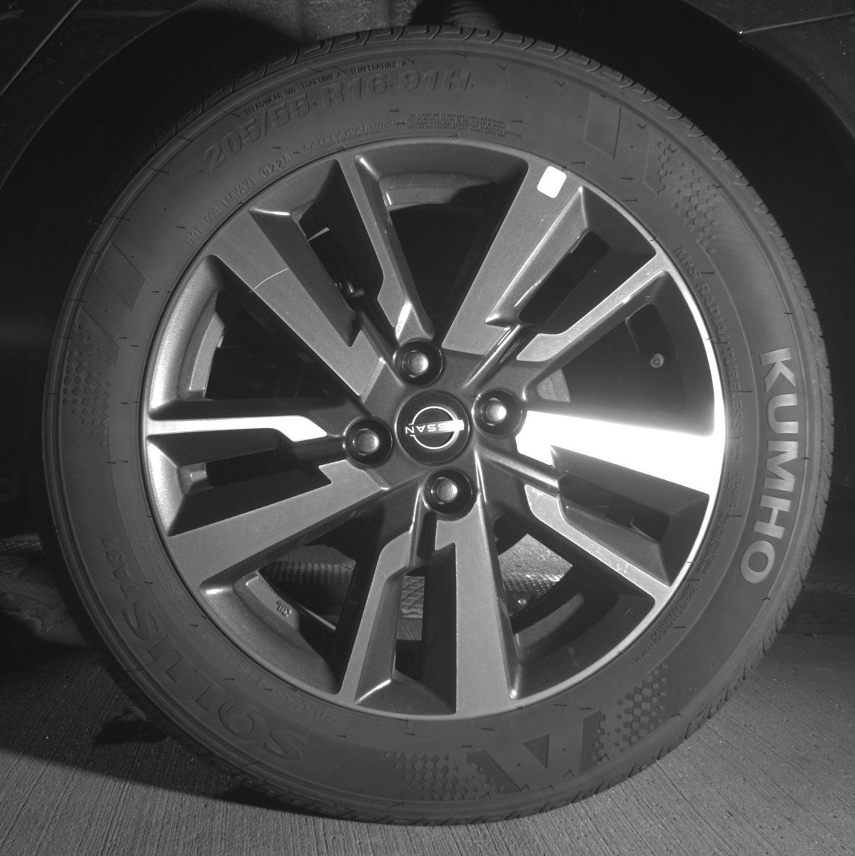 Used 2025 Nissan Versa SV FWD image 14