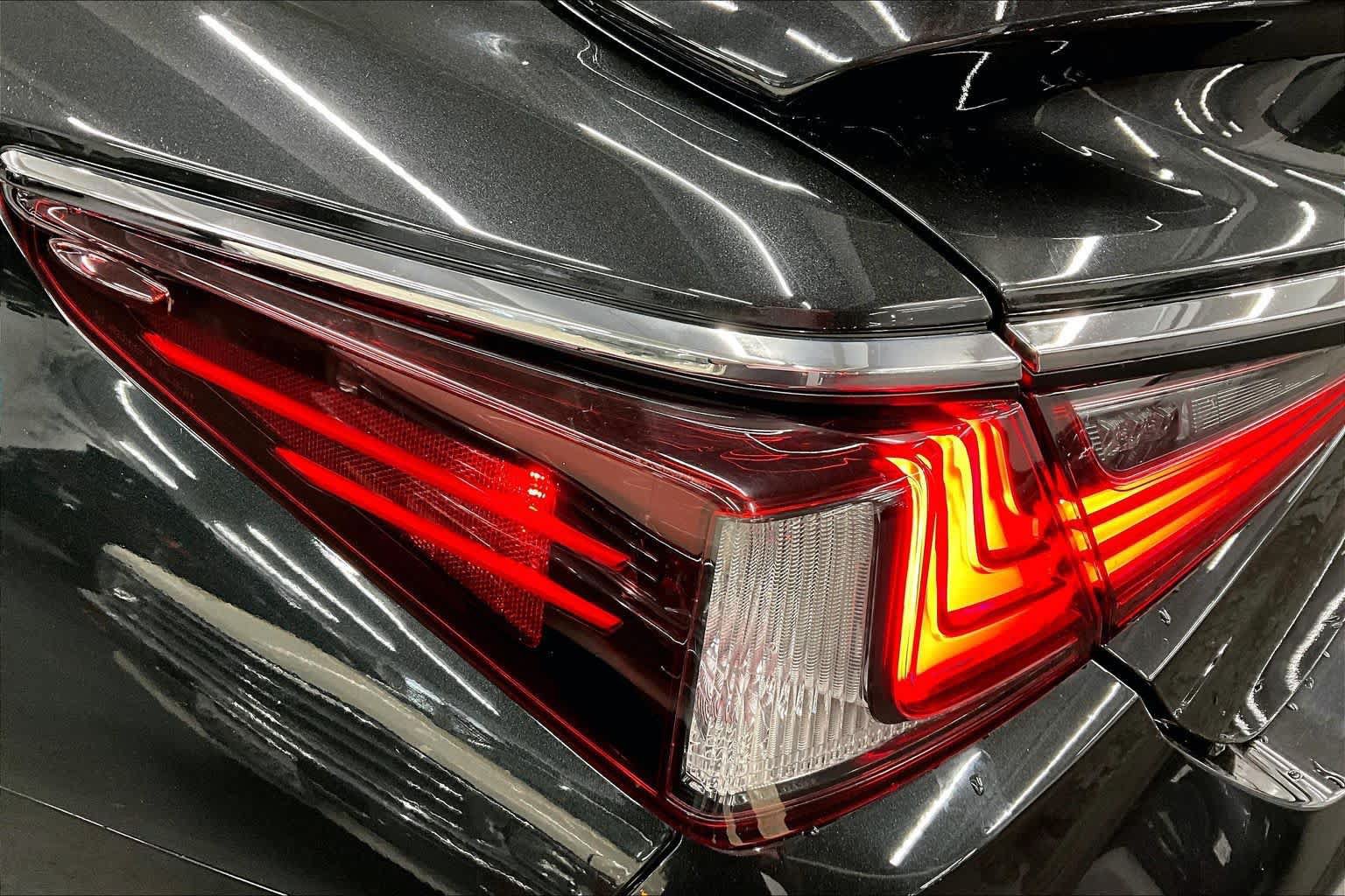 Used 2024 Lexus ES 300h w/ Premium Package FWD image 28