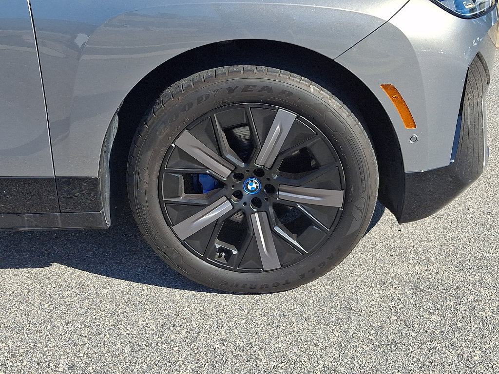 Used 2023 BMW iX xDrive50 w/ Sport Package AWD/4WD image 8