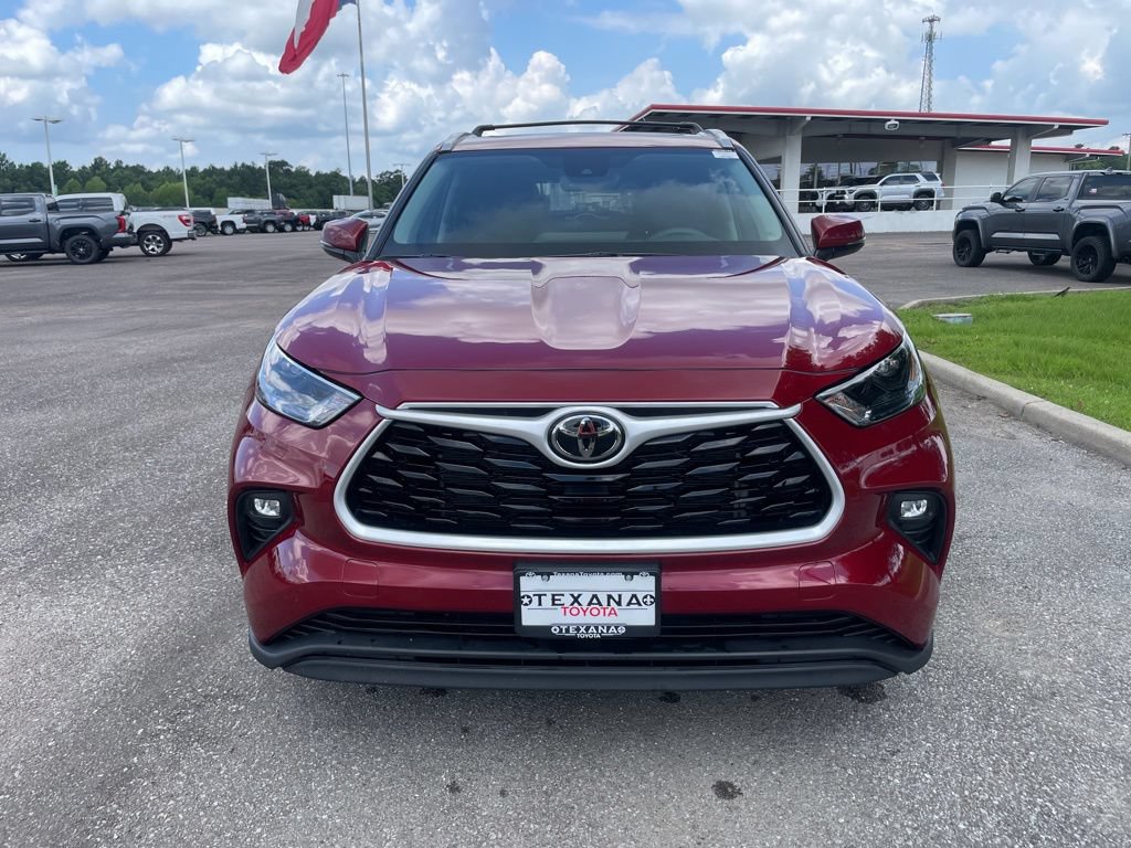Used 2026 Toyota Highlander XLE AWD/4WD image 2