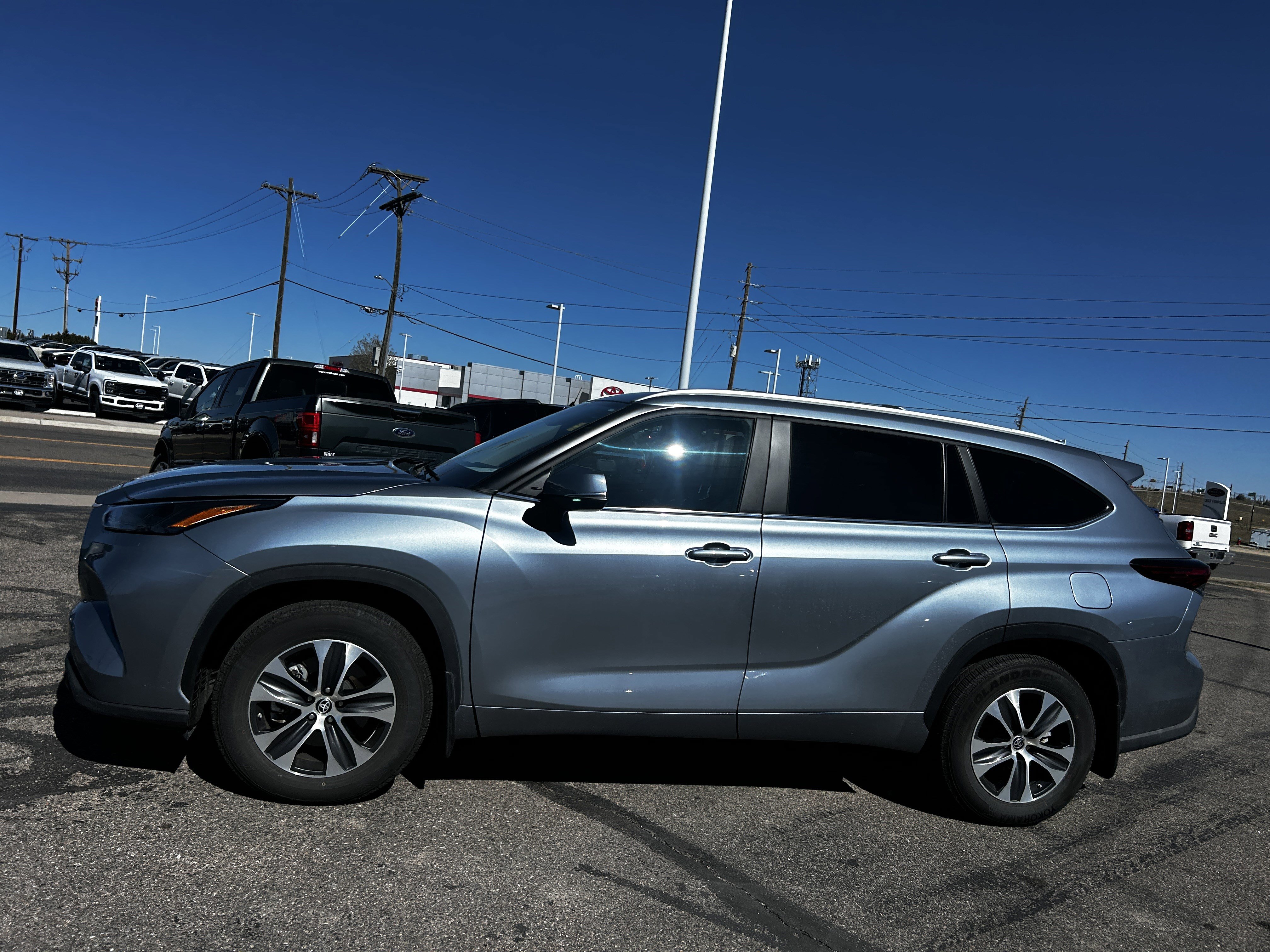 Used 2023 Toyota Highlander XLE AWD/4WD image 2