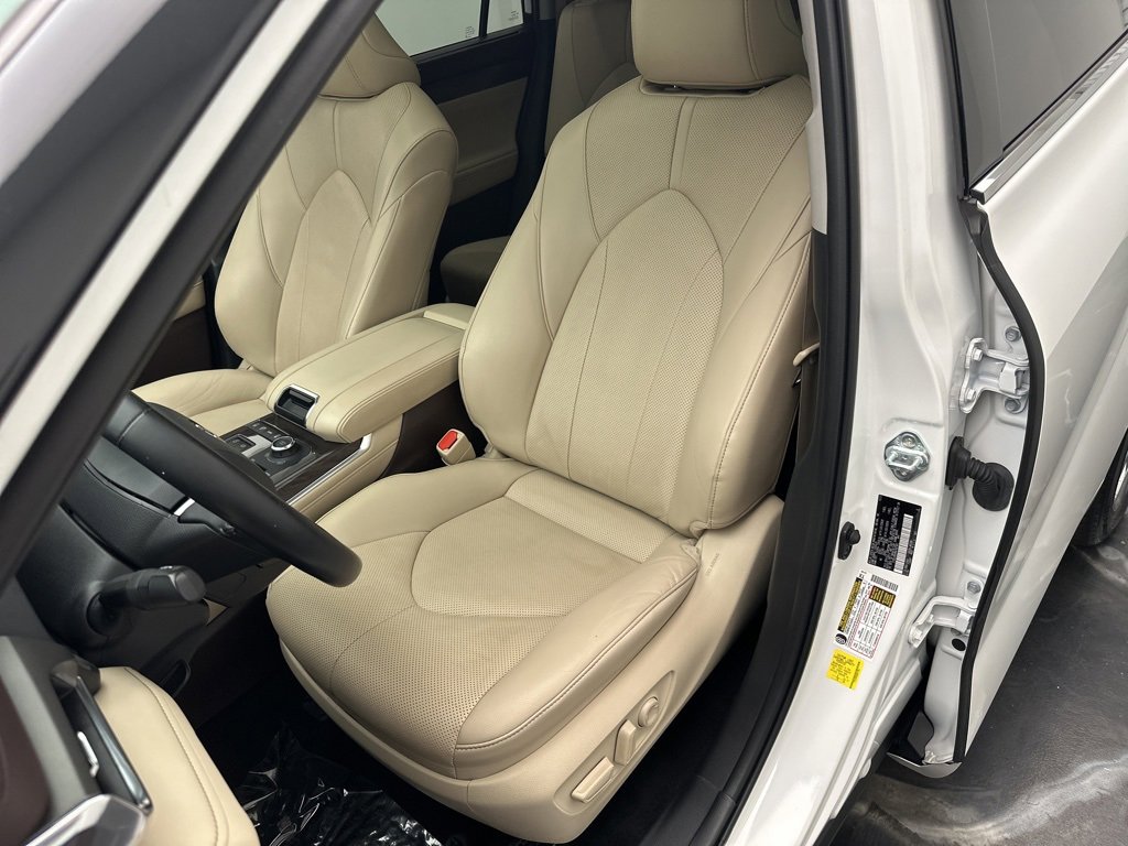 Used 2022 Toyota Highlander Limited image 16