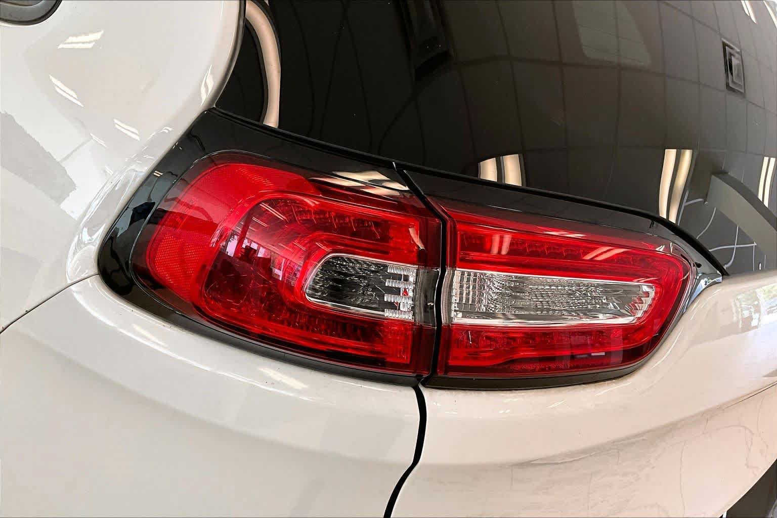 Used 2018 Jeep Cherokee Limited w/ Luxury Group AWD/4WD image 27