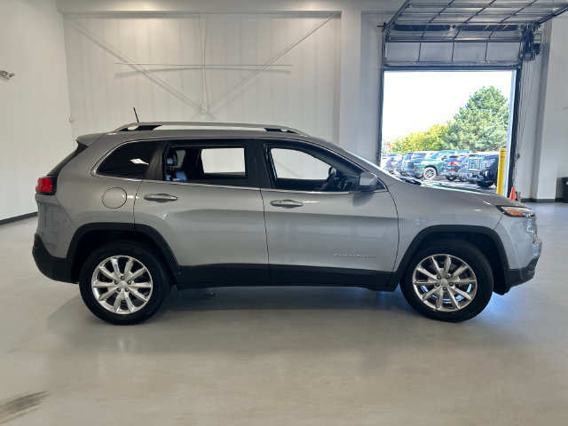 Used 2017 Jeep Cherokee Limited AWD/4WD image 4