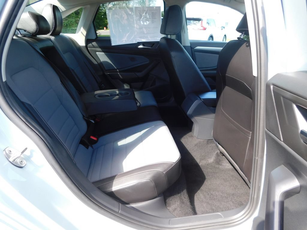 Used 2025 Volkswagen Jetta SE FWD image 21