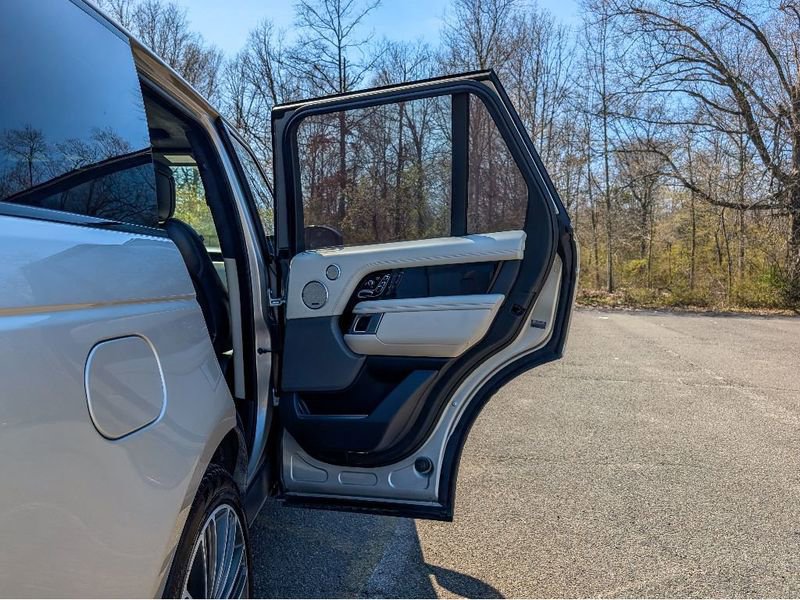 Used 2022 Land Rover Range Rover Autobiography image 11
