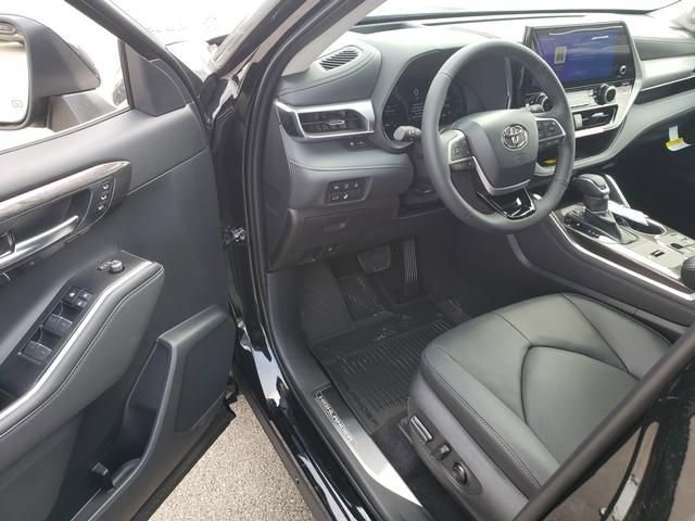 New 2026 Toyota Highlander Platinum AWD/4WD image 11