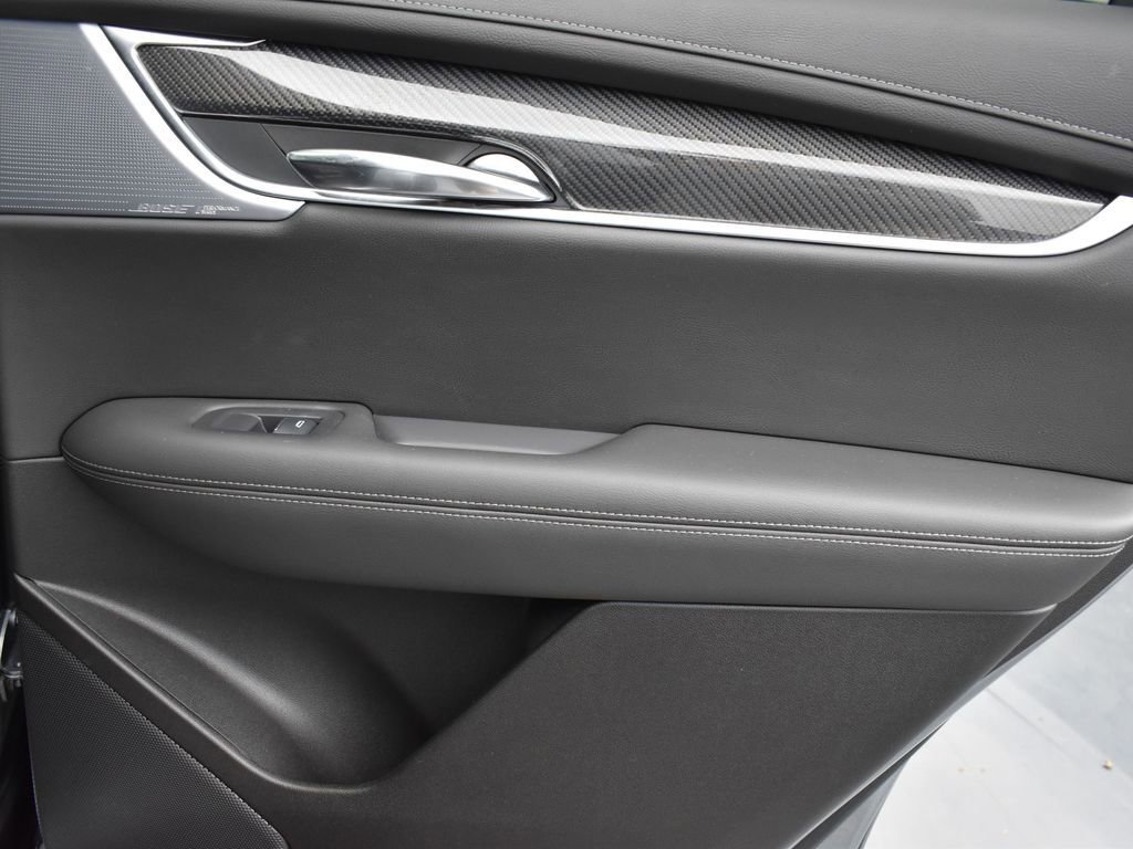 Used 2024 Cadillac XT6 Sport w/ LPO, ONYX Package image 28