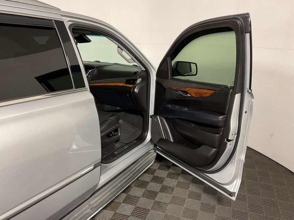 Used 2015 Cadillac Escalade ESV Luxury image 31