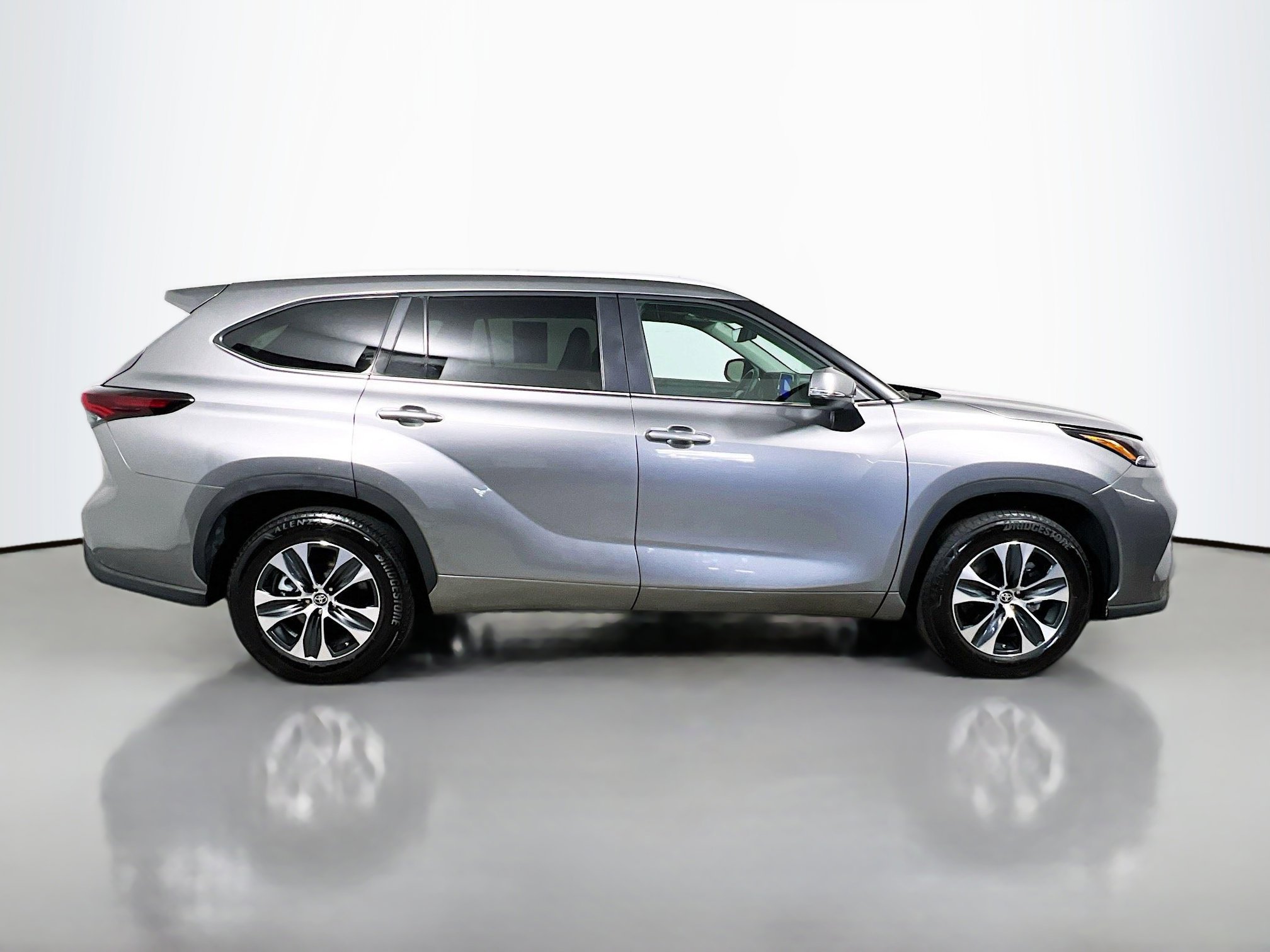 Used 2025 Toyota Highlander XLE image 3