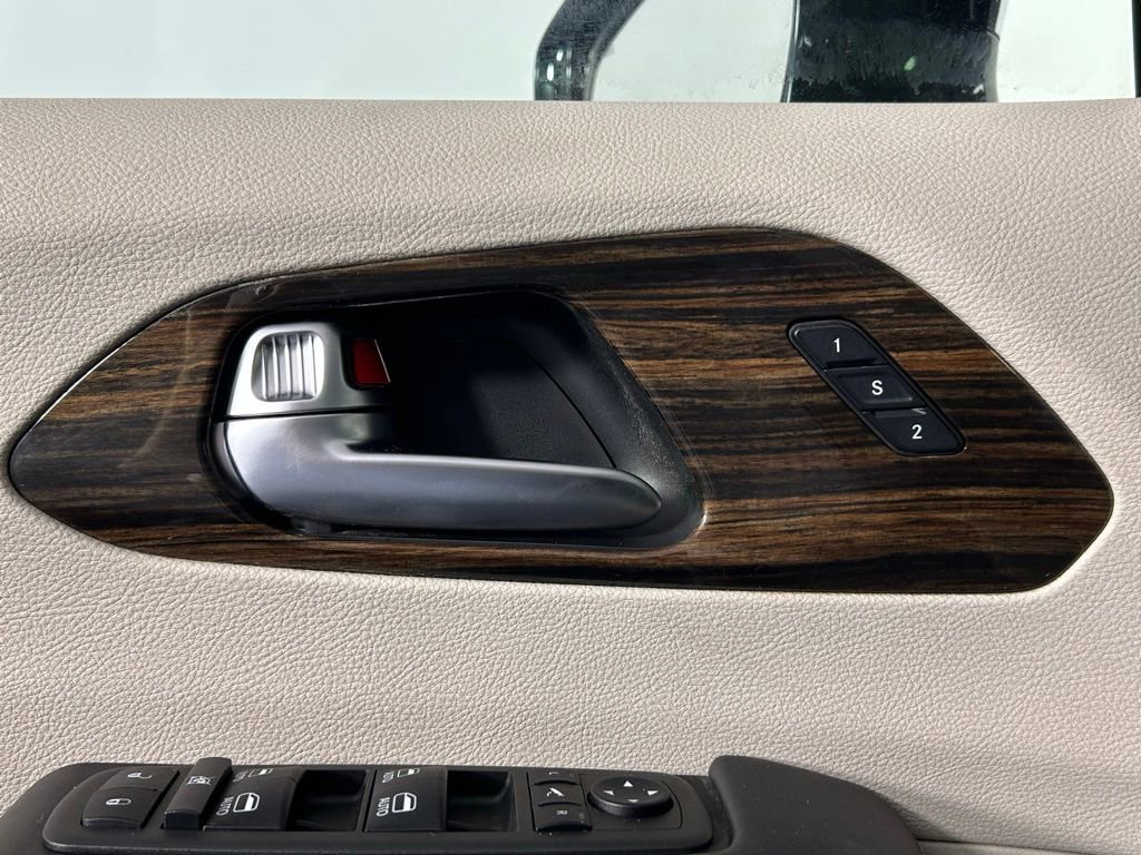 Used 2023 Chrysler Pacifica Limited FWD image 35