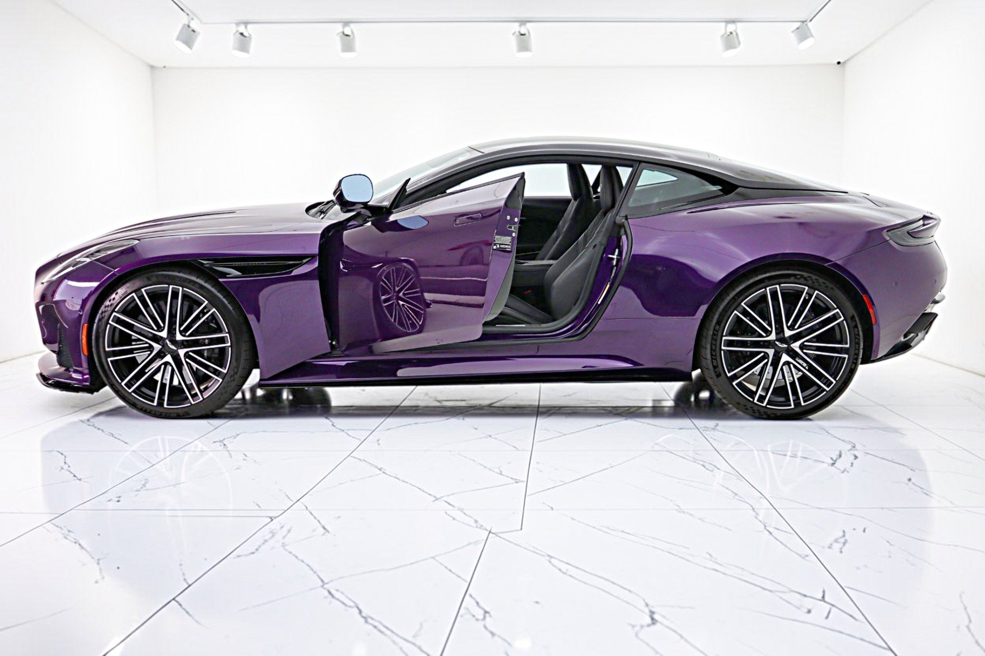 Used 2024 Aston Martin DB12 Coupe RWD image 4