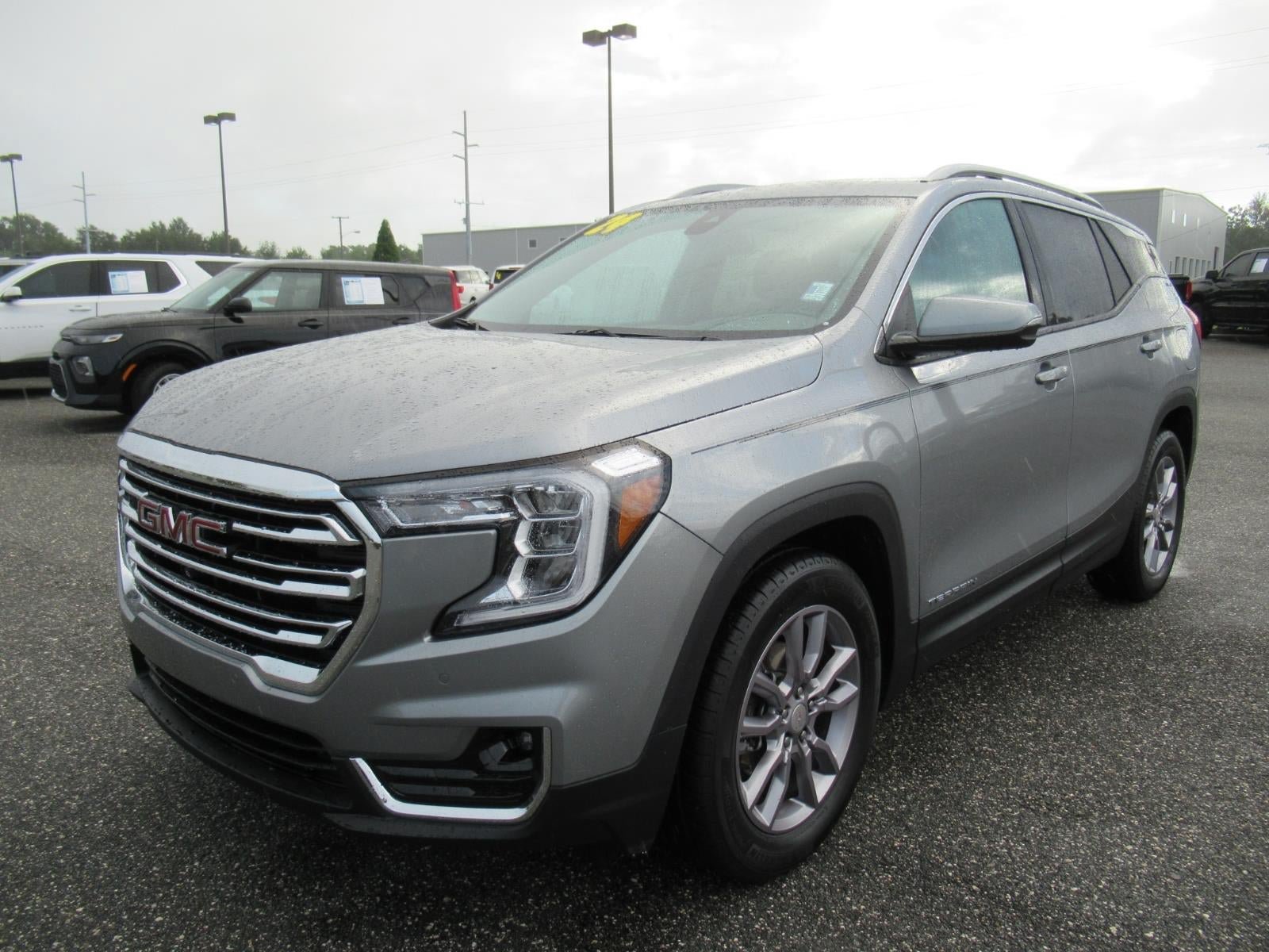 Used 2024 GMC Terrain SLT w/ Infotainment Package II FWD image 3
