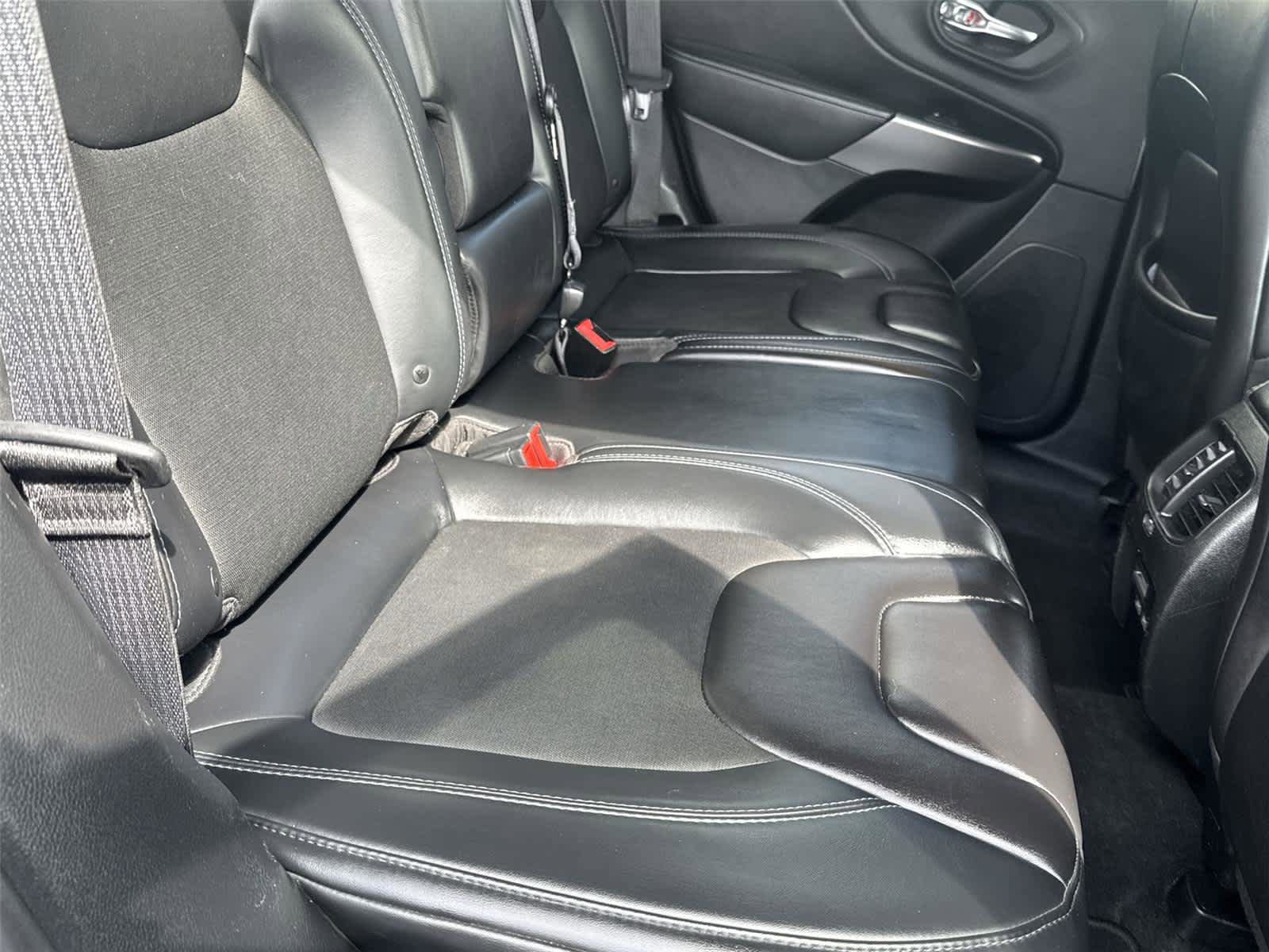 Used 2019 Jeep Cherokee Latitude Plus AWD/4WD image 14