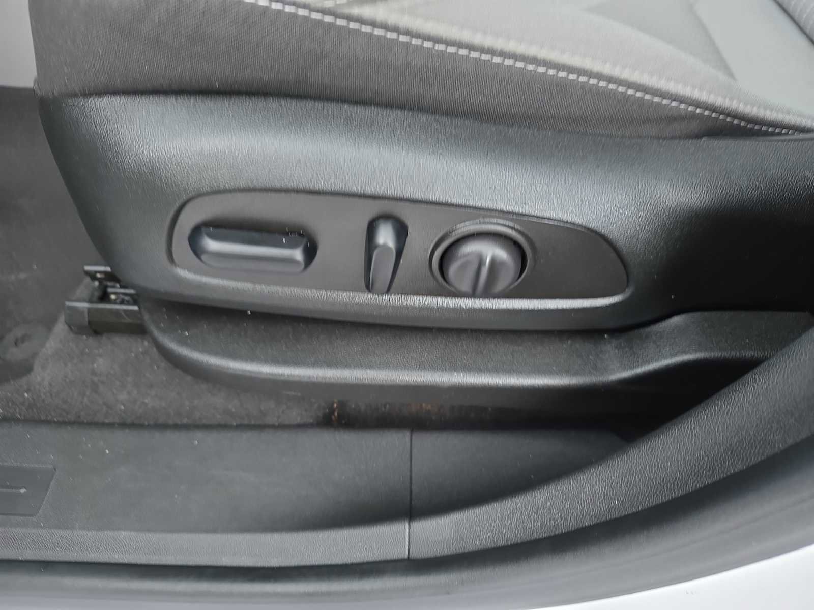 Used 2023 GMC Terrain SLE w/ Driver Convenience Package image 19