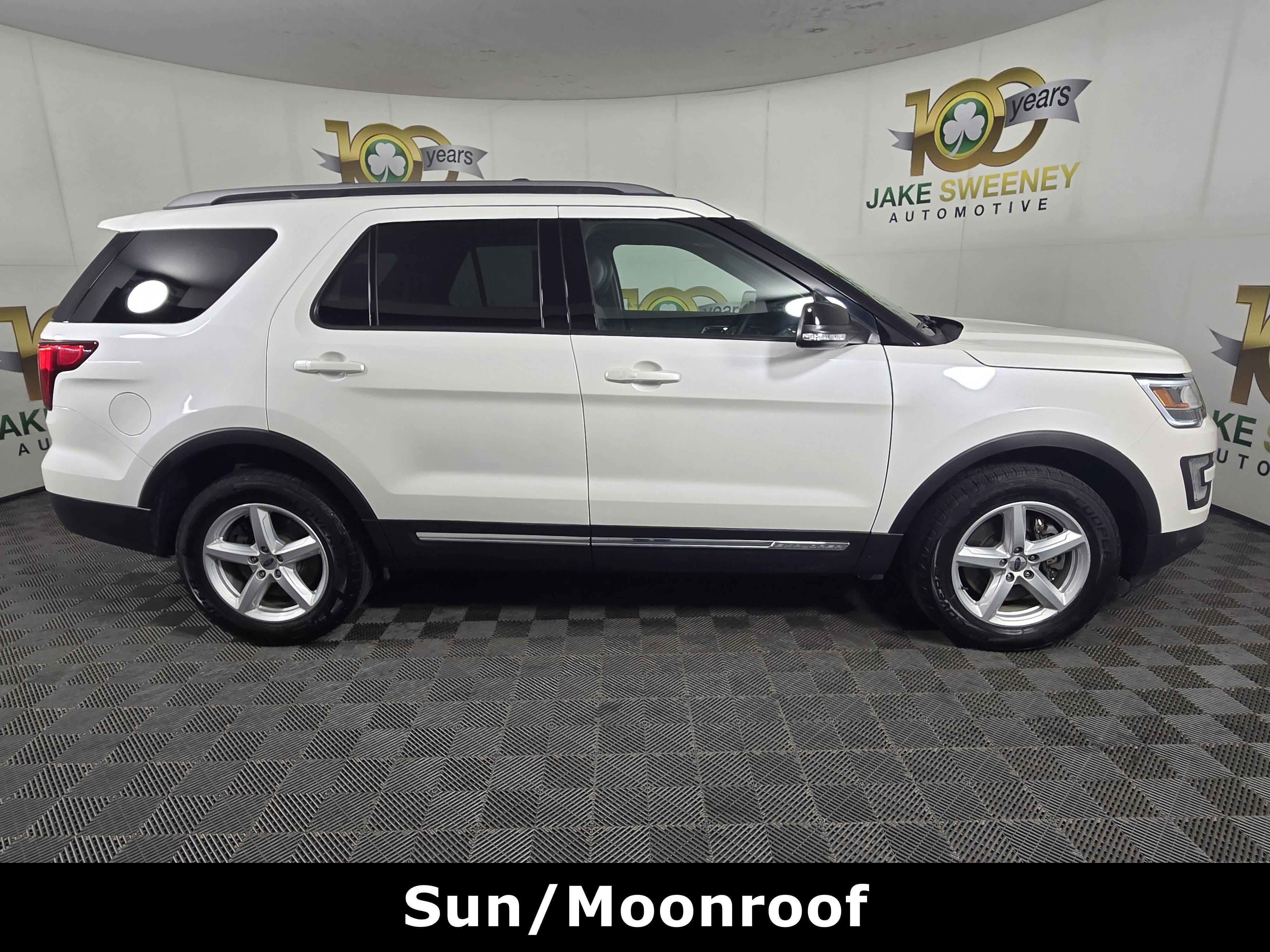 Used 2017 Ford Explorer XLT w/ Equipment Group 202A AWD/4WD image 10