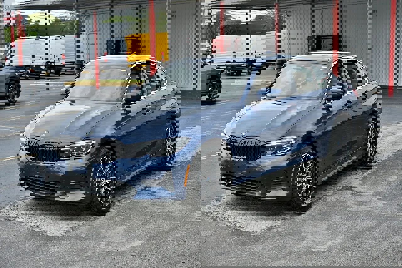 Used 2021 BMW 330i Sedan w/ Driving Assistance Package image 3