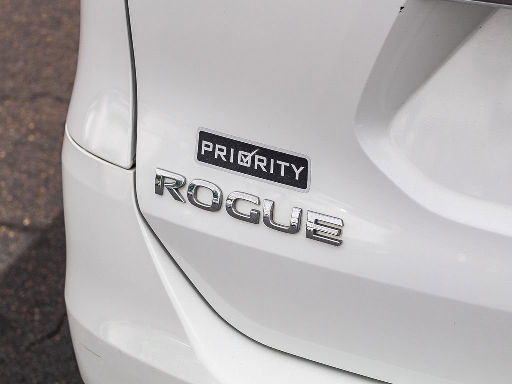 Used 2014 Nissan Rogue SV w/ SV Family Package image 11