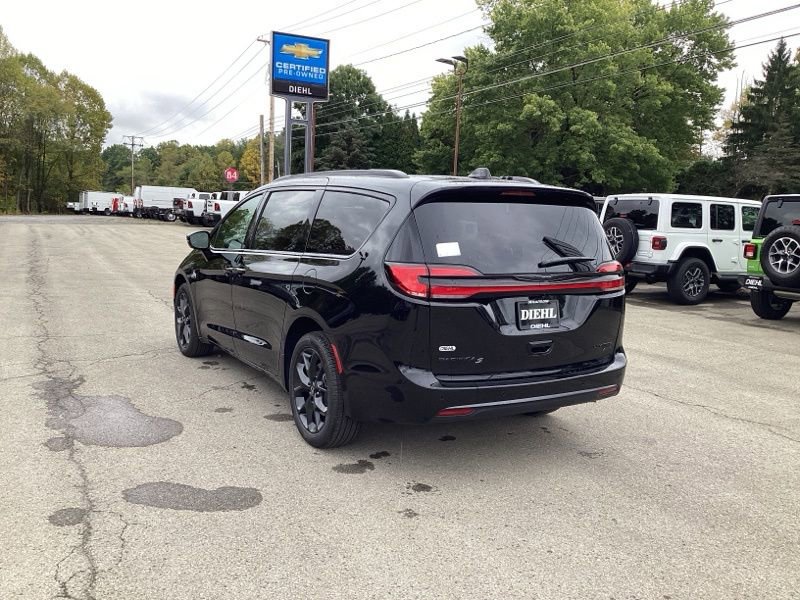 New 2026 Chrysler Pacifica Limited w/ S Appearance Package AWD/4WD image 5
