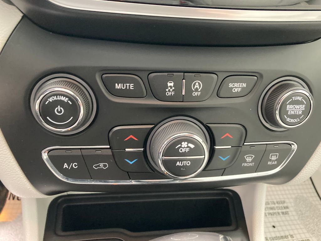 Used 2021 Jeep Cherokee Limited image 26