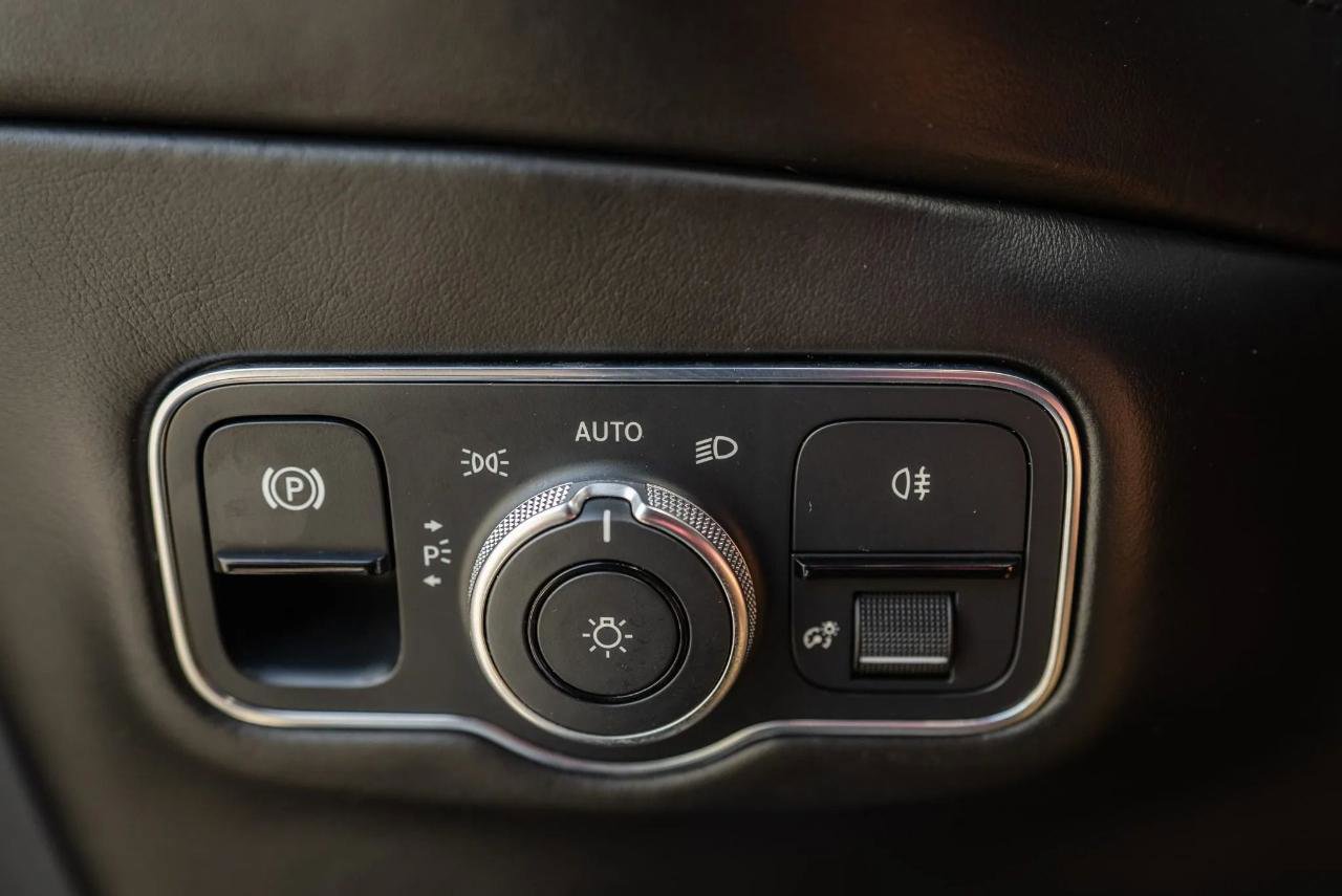 Used 2021 Aston Martin DBX AWD/4WD image 23
