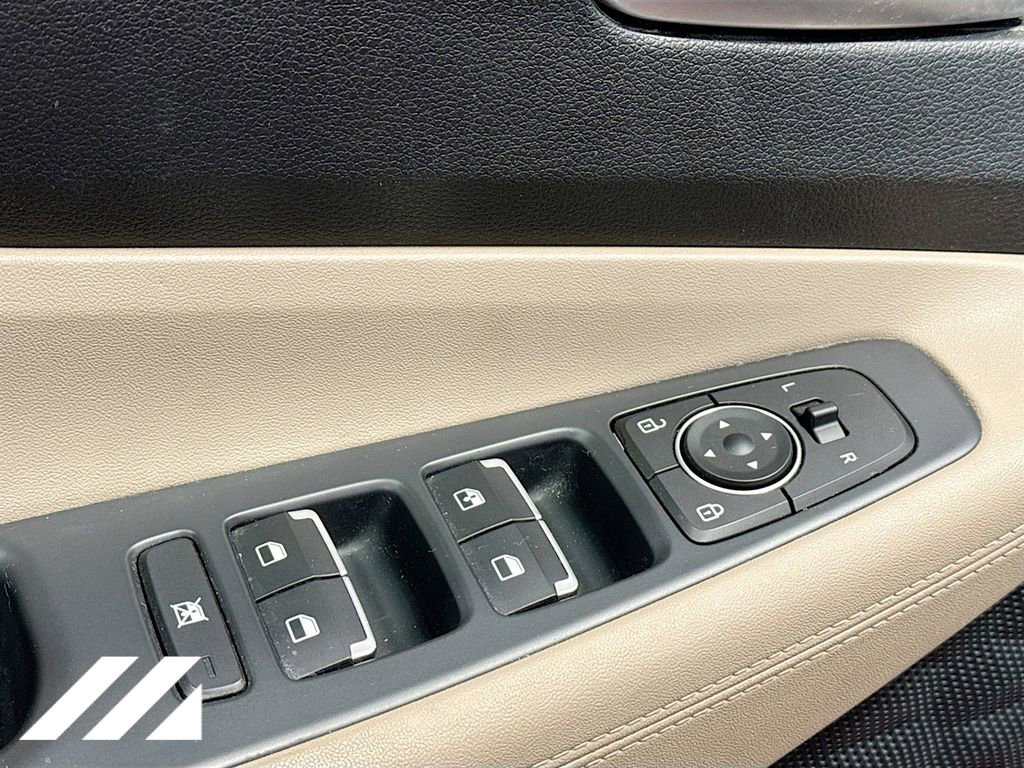 Used 2020 Hyundai Santa Fe SE image 19