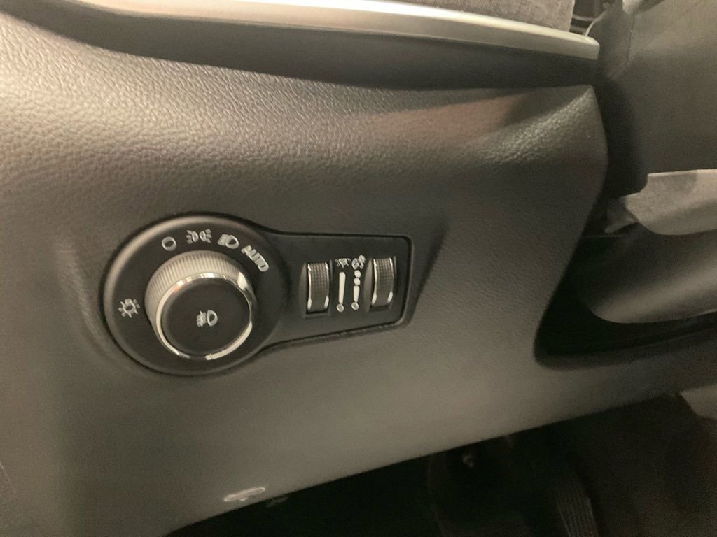 Used 2024 Jeep Compass Latitude image 21