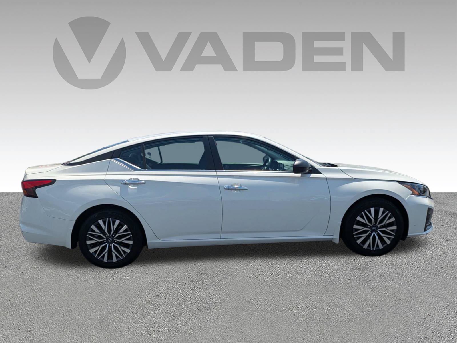 Used 2024 Nissan Altima 2.5 SV FWD image 24