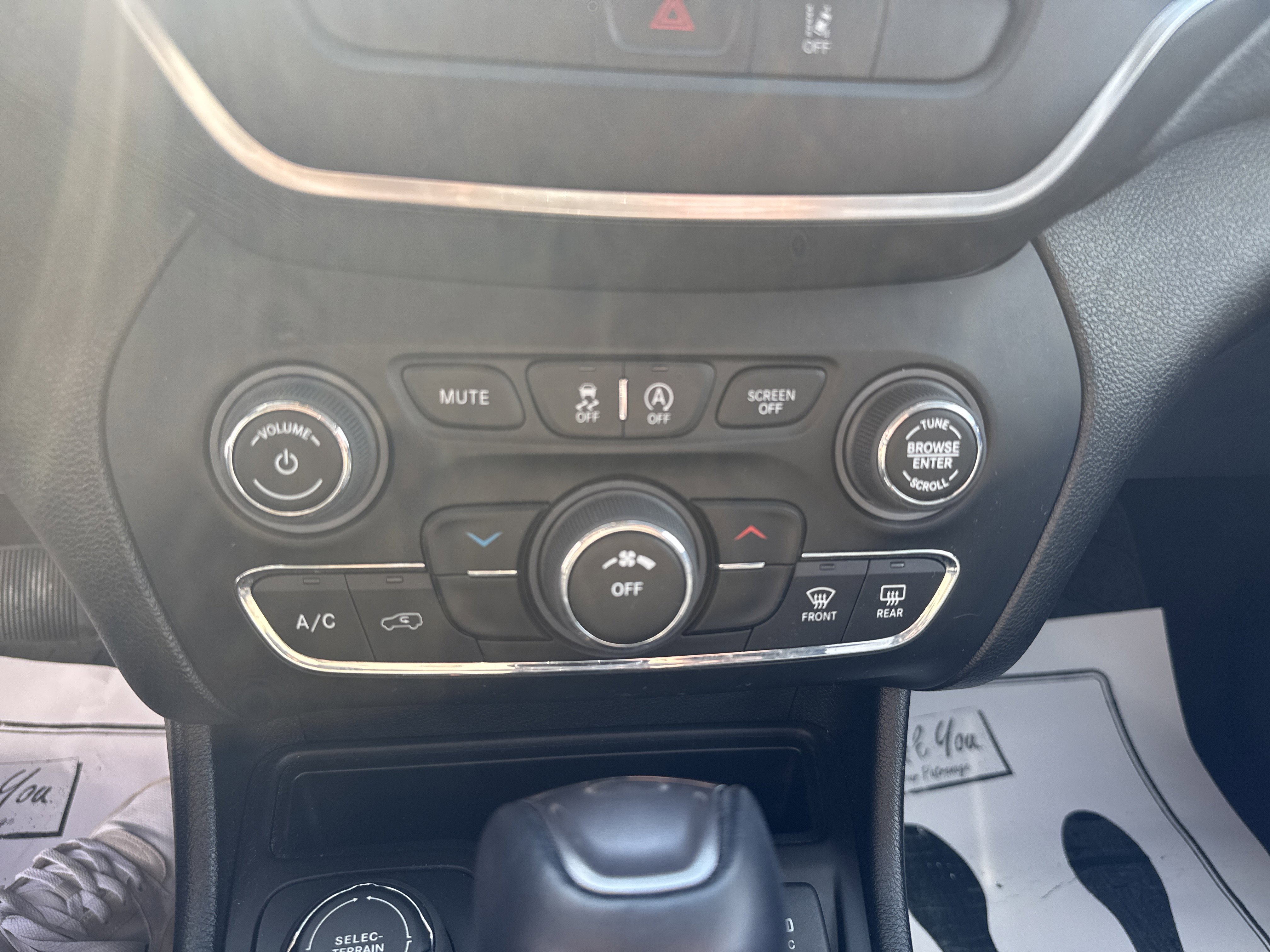 Used 2022 Jeep Cherokee Latitude w/ Sun & Sound Group AWD/4WD image 24