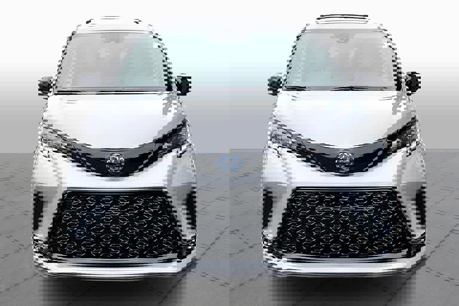 Used 2025 Toyota Sienna XSE w/ XSE Plus Package image 4