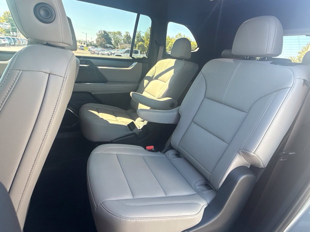 Used 2026 GMC Acadia Elevation w/ Elevation Premium Package FWD image 14