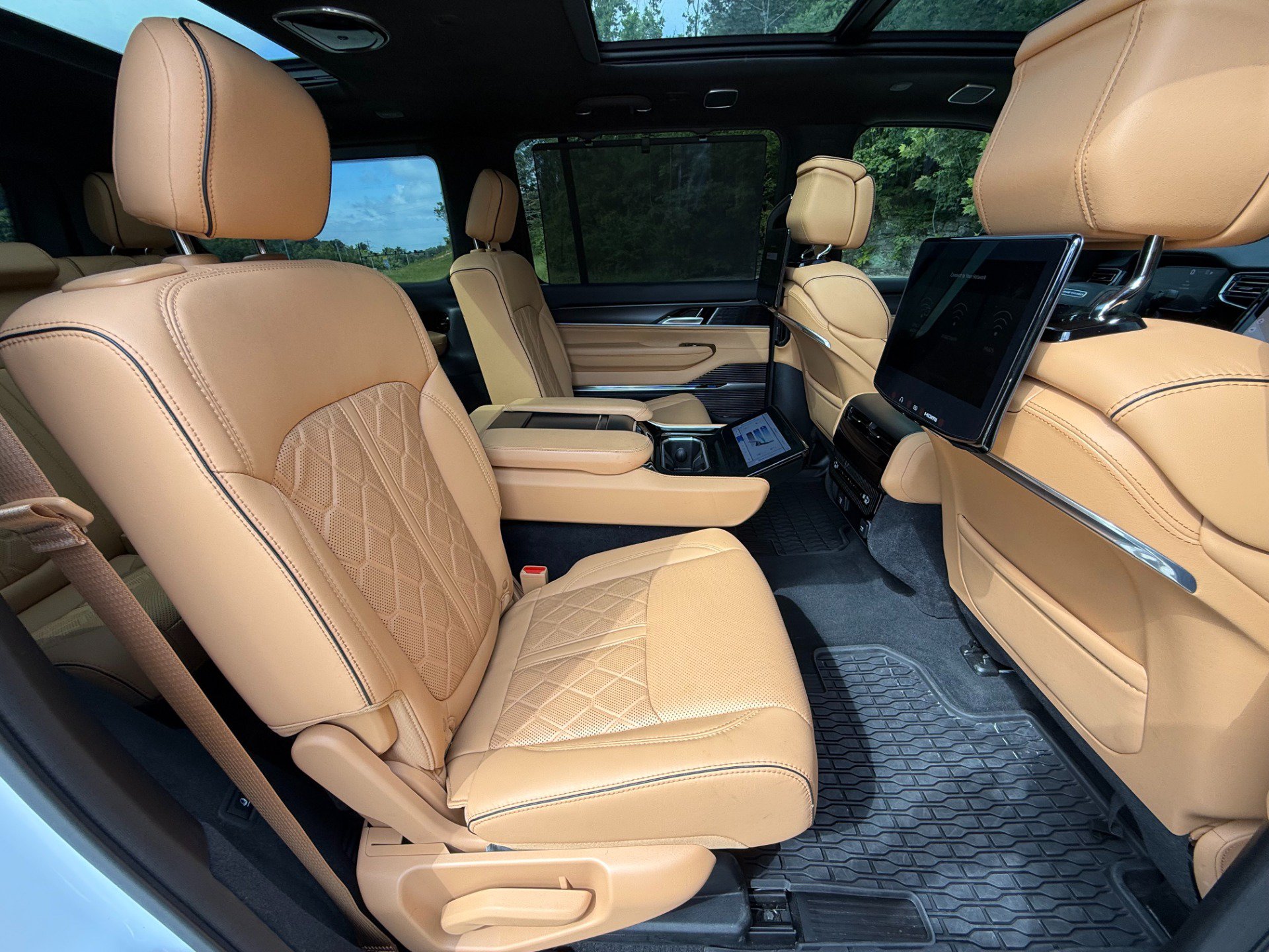 Used 2025 Jeep Grand Wagoneer Series III w/ Rear Seat Video Group 1 AWD/4WD image 30