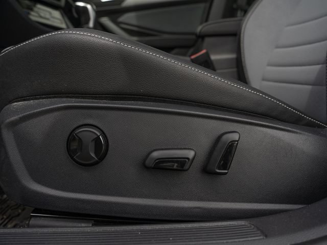 Used 2025 Volkswagen Jetta SE w/ Sunroof Package FWD image 19