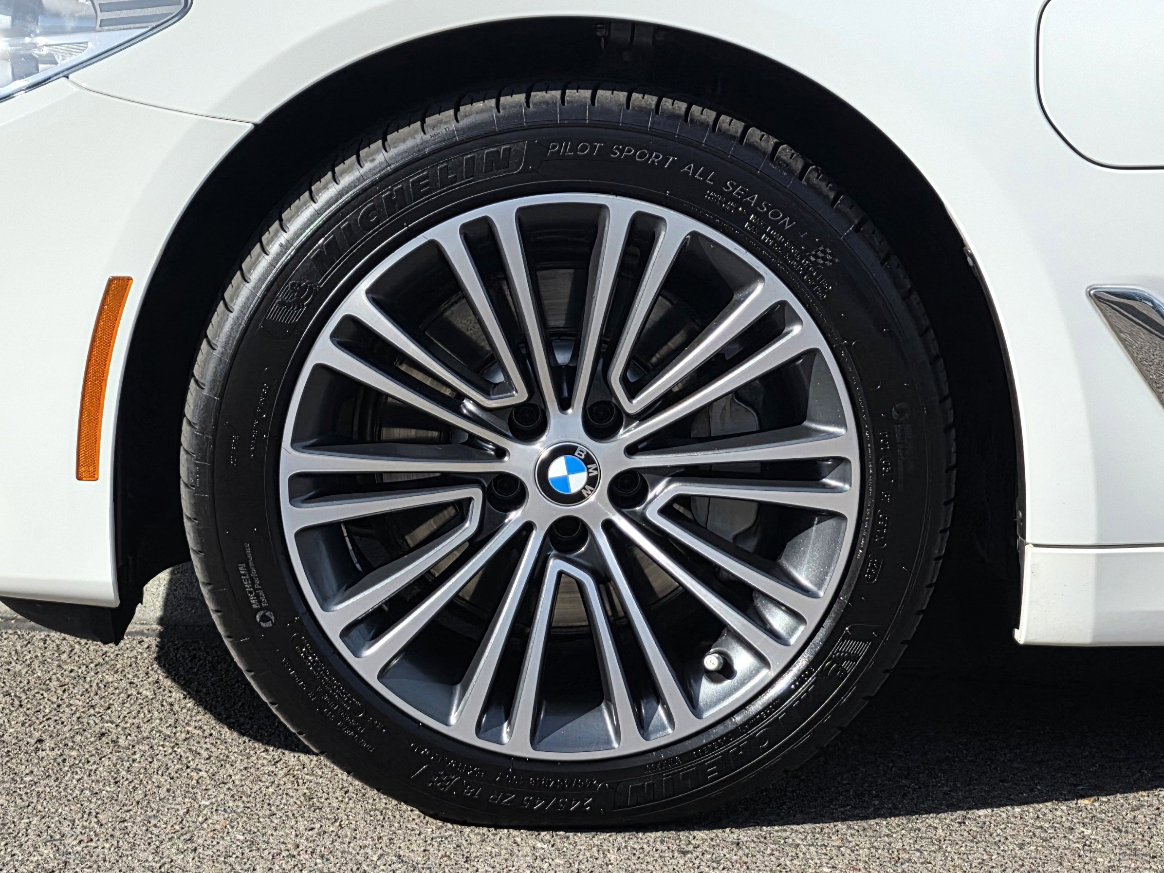 Used 2020 BMW 530e w/ Convenience Package image 9