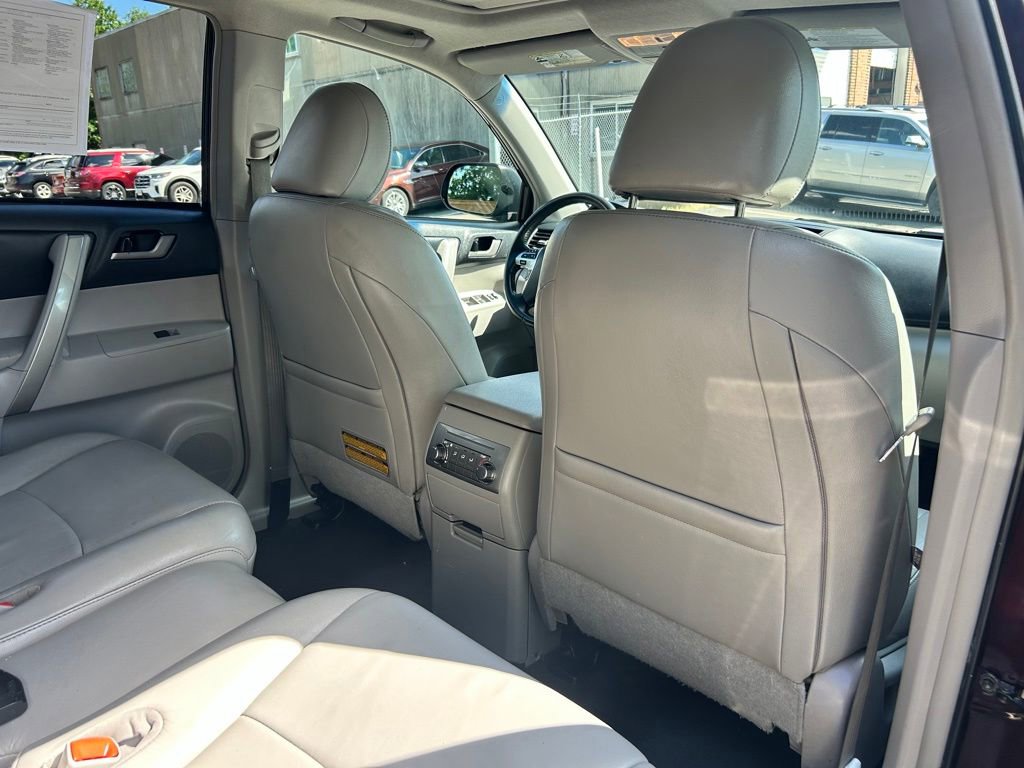 Used 2013 Toyota Highlander SE AWD/4WD image 17