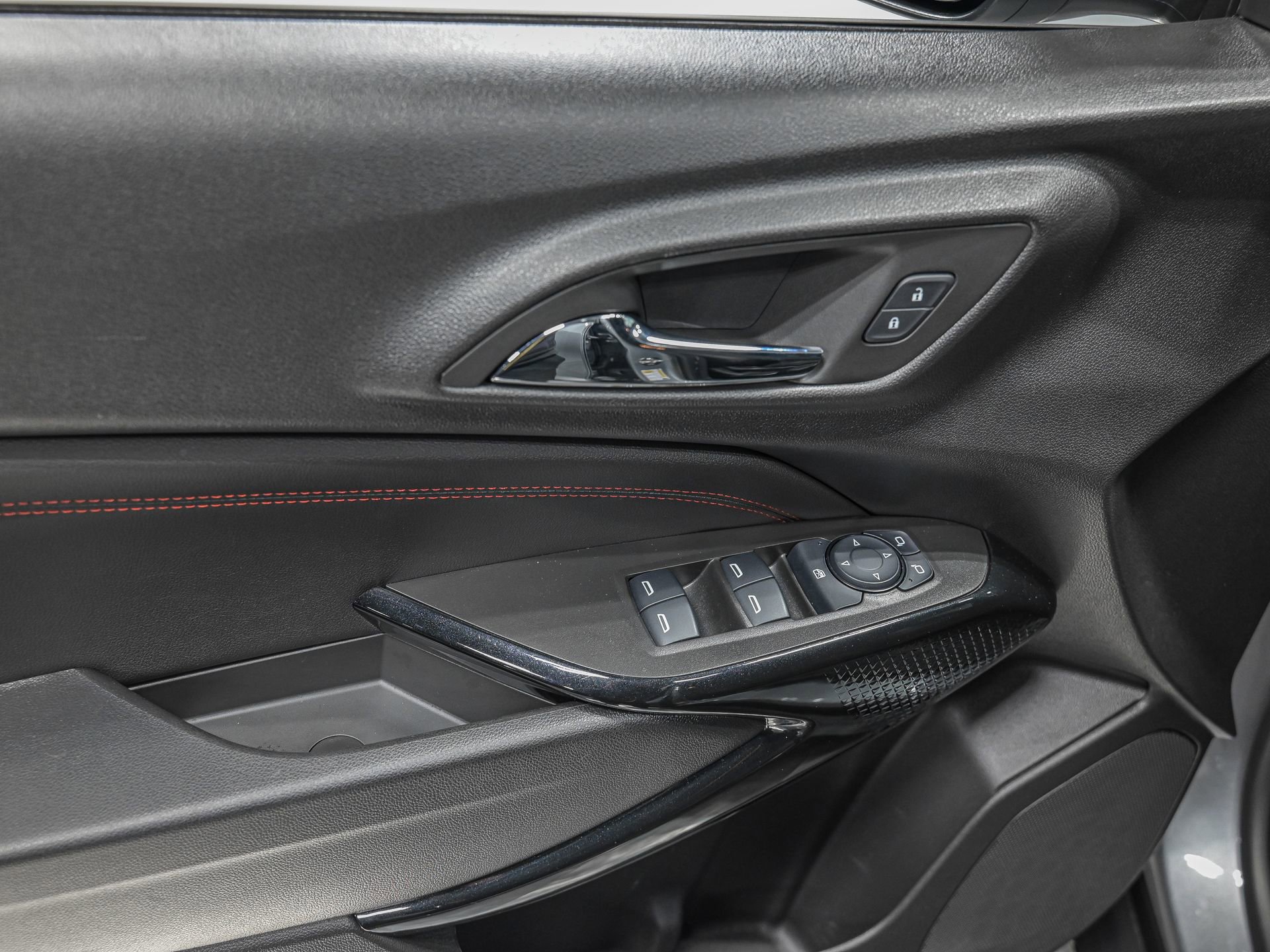 Used 2025 Chevrolet Trax RS w/ Sunroof Package image 13