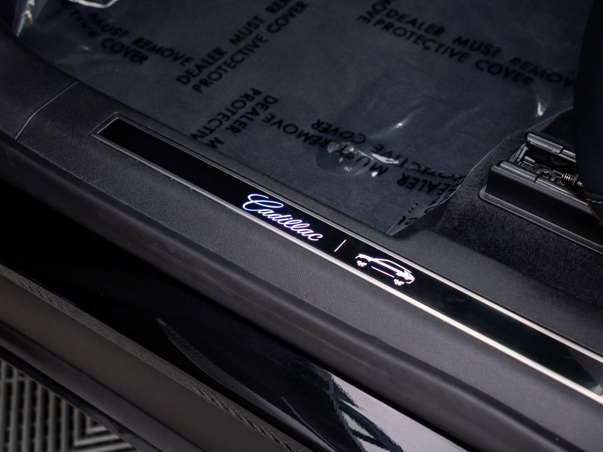 Certified 2025 Cadillac Lyriq Luxury w/ LPO, Floor Liner Package AWD/4WD image 19