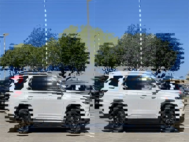 New 2025 Honda Pilot Touring image 3