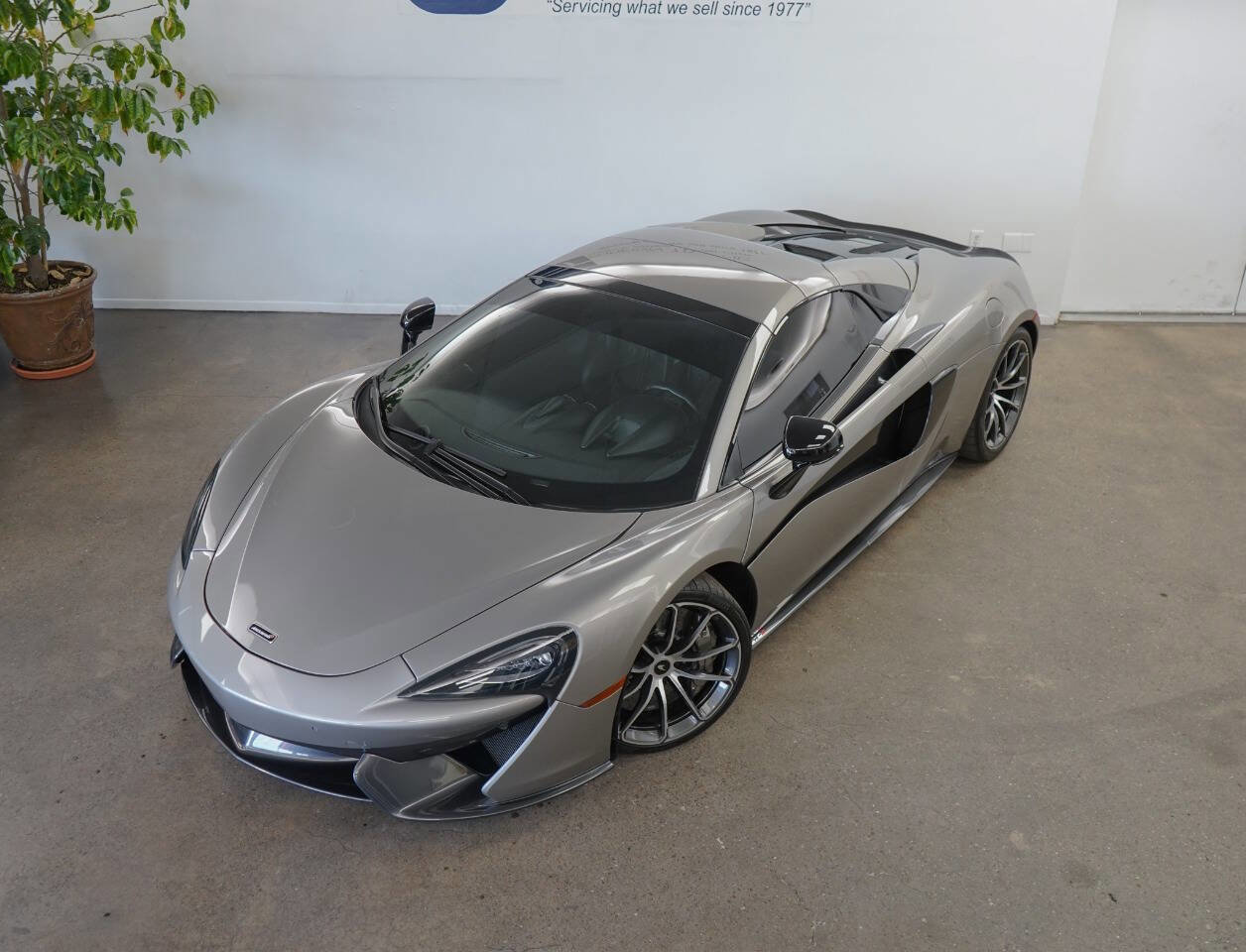 Used 2020 McLaren 570S Spider image 23